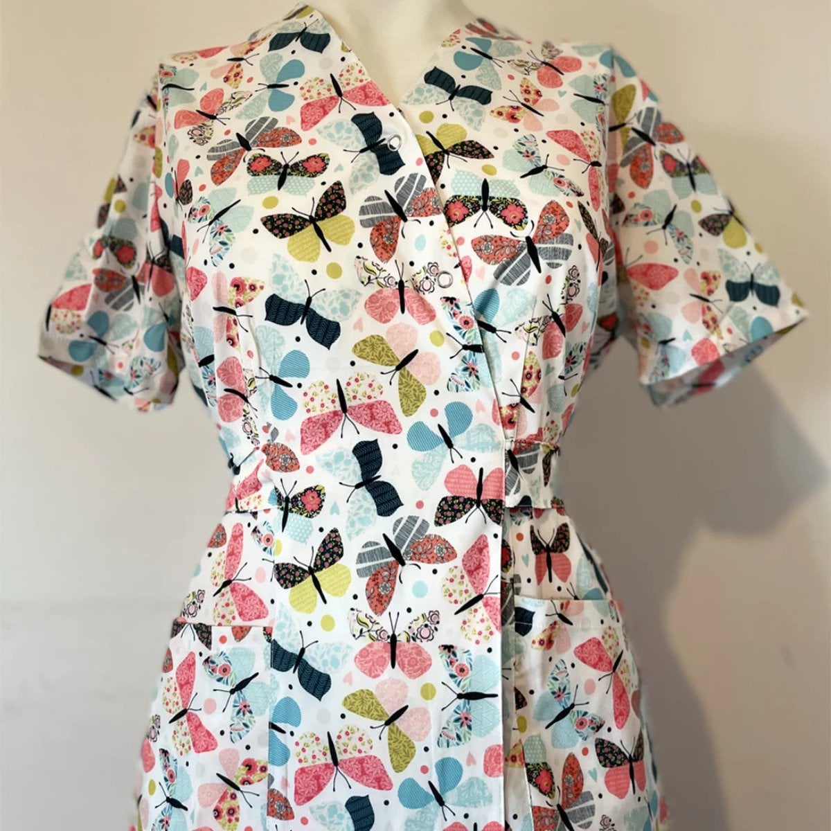 Bluza medicala kimono alba cu imprimeu, Model Fluturi - XXL