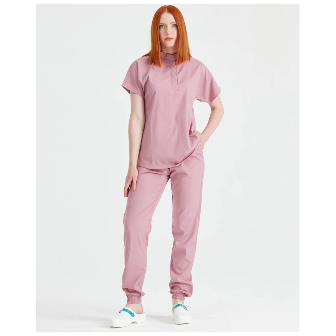 Costum medical roz pudra unisex, Model Activity - XS