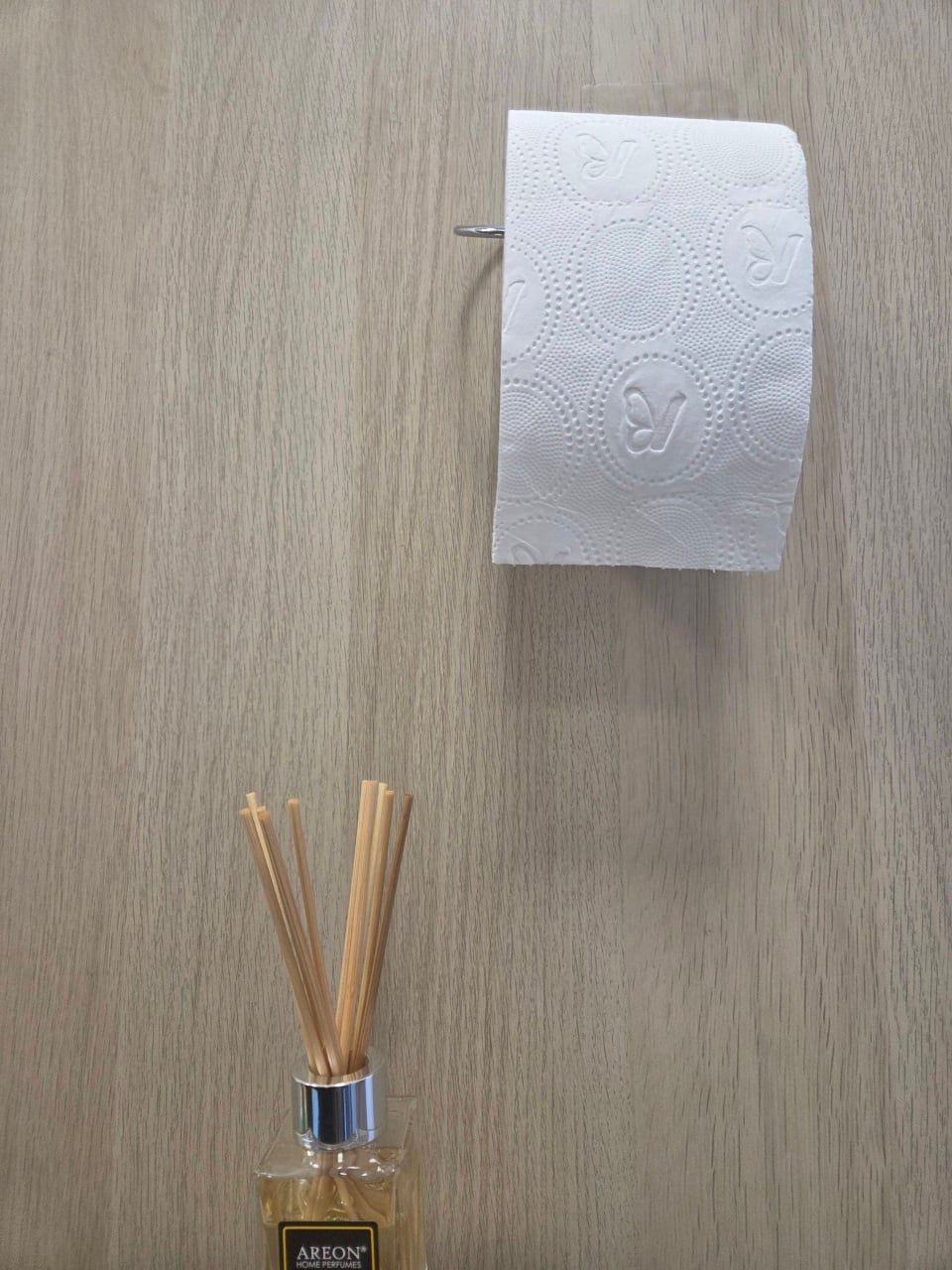 Suport hârtie igienică aspect cromat si elegant – prindere prin lipire, montaj rapid in 5 minute, fără găurire - poza 1