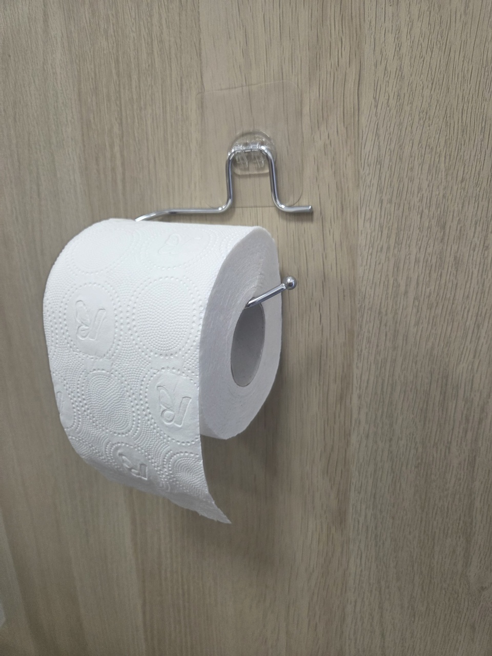 Suport hârtie igienică aspect cromat si elegant – prindere prin lipire, montaj rapid in 5 minute, fără găurire - poza 2