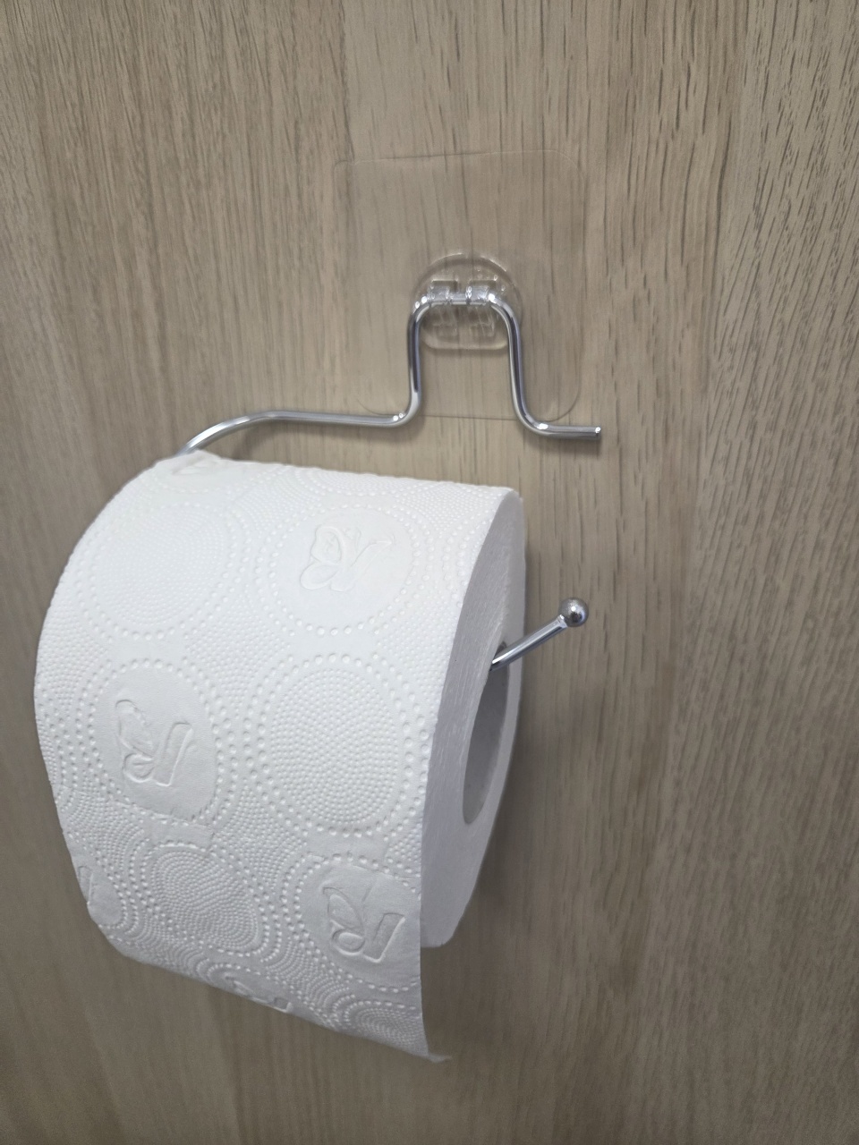 Suport hârtie igienică aspect cromat si elegant – prindere prin lipire, montaj rapid in 5 minute, fără găurire - poza 3